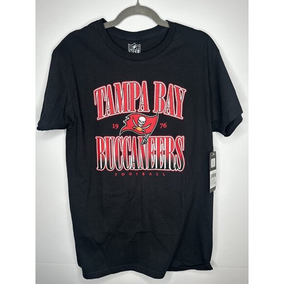 Tampa Bay Buccaneers T Shirt New Mens Medium Black Classic Print $40 MSRP - Picture 1 of 3